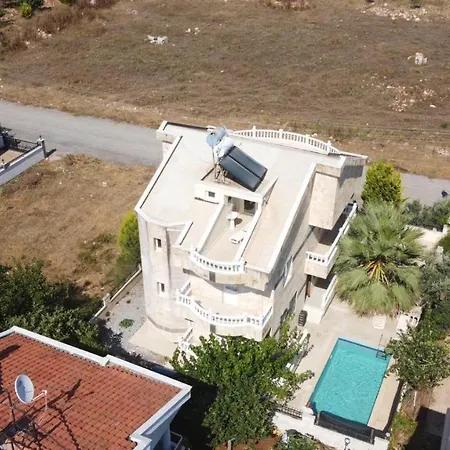 Altinkumda 12 Kisilik Oezel Havuzlu Villa