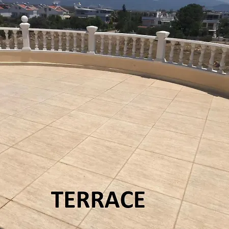 Altinkumda 12 Kisilik Oezel Havuzlu Villa Kemping *