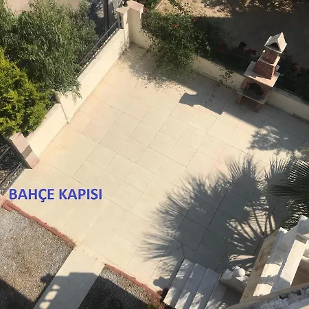 Altinkumda 12 Kisilik Oezel Havuzlu Villa *